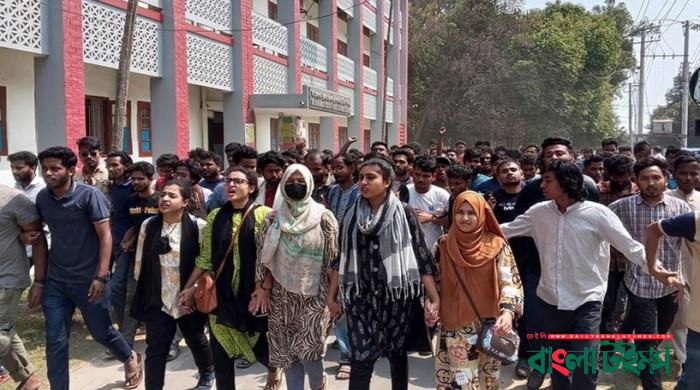 বিক্ষোভে উত্তাল রাজশাহী বিশ্ববিদ্যালয়, প্রশাসনিক ভবনে তালা